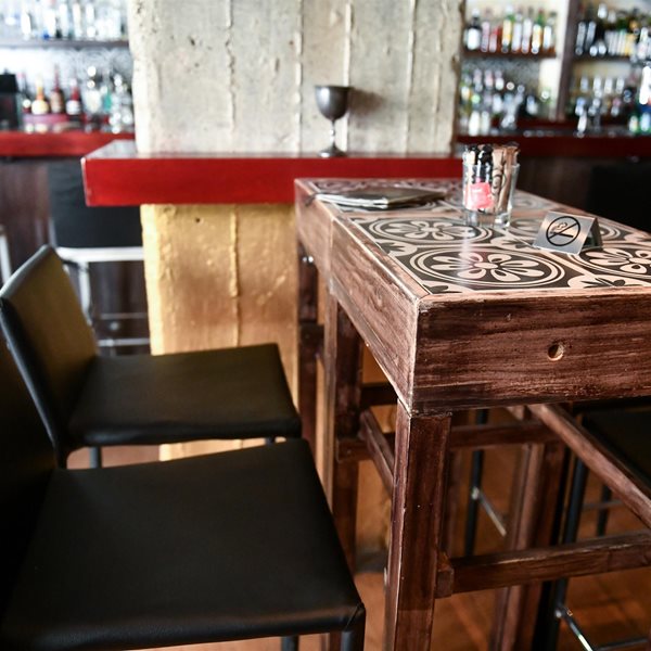 Κορονοϊός – Νέα μέτρα: Σε ποιες περιοχές θα κλείνουν μπαρ και εστιατόρια από τα μεσάνυκτα 