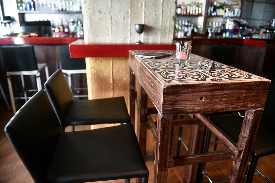 Κορονοϊός – Νέα μέτρα: Σε ποιες περιοχές θα κλείνουν μπαρ και εστιατόρια από τα μεσάνυκτα 