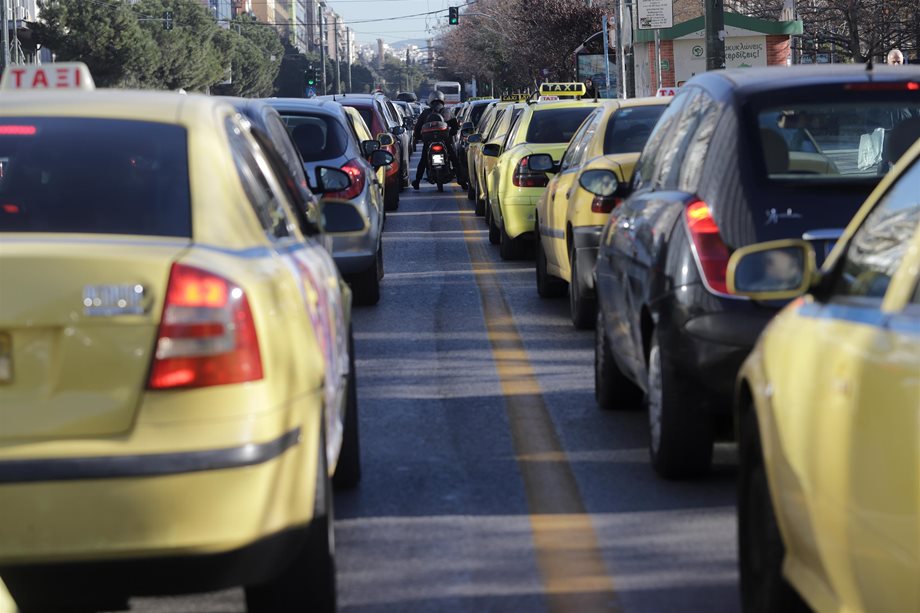 Κορονοϊός: Αύξηση του επιτρεπόμενου αριθμού επιβατών στα οχήματα
