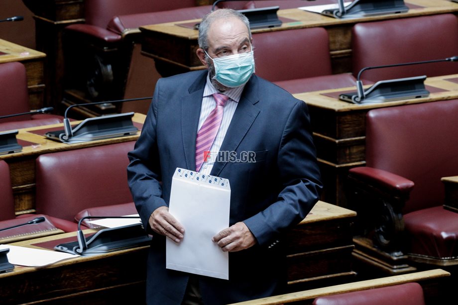 Αγνώριστος ο Κώστας Καραμανλής: Εμφανίστηκε στη Βουλή με μάσκα και μούσια 