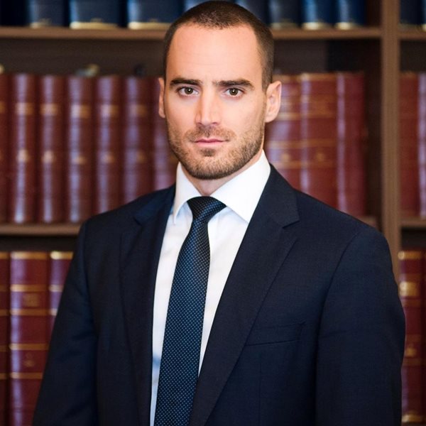 Χάρης Αναγνωστόπουλος: Δείτε τον γοητευτικό δικηγόρο του “Deal” να κάνει γυμναστική στο σπίτι 