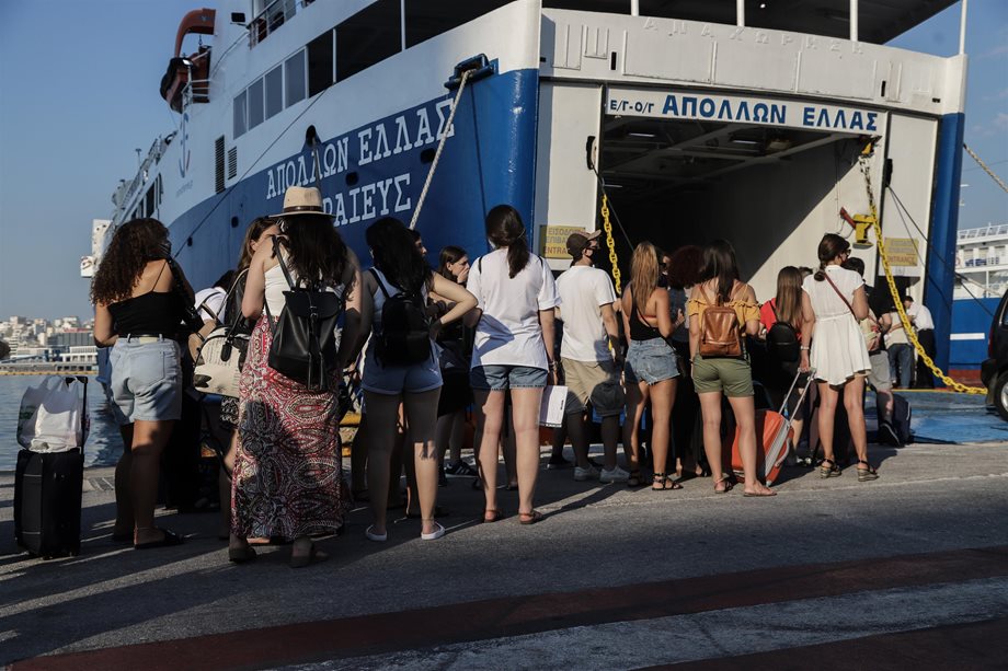 Τεστ κορονοϊού στα λιμάνια Πειραιά και Ραφήνας σε ταξιδιώτες που επιστρέφουν από διακοπές 