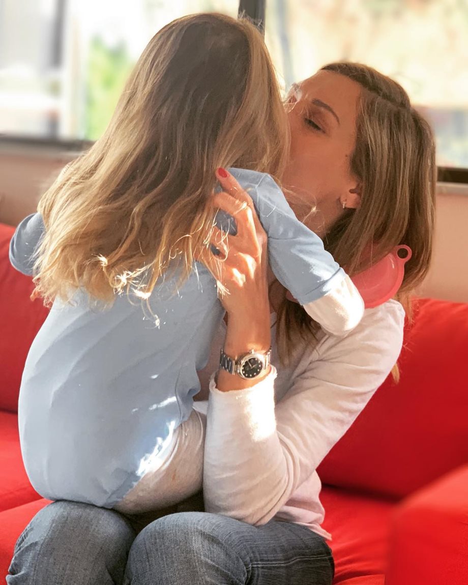 Ζέτα Δούκα: Χαλαρές στιγμές με την κόρη της στην παραλία