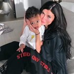 Kylie Jenner: Μόλις κυκλοφόρησε το πρώτο εξώφυλλο περιοδικού με την ενός έτους κόρη της 
