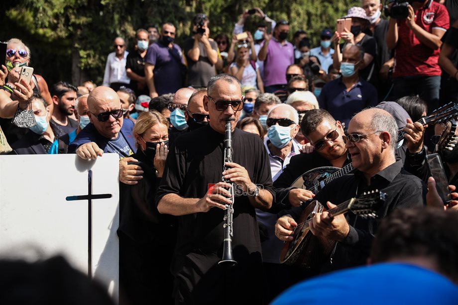 Τόλης Βοσκόπουλος – Κηδεία: Με τραγούδια και χειροκροτήματα το τελευταίο αντίο στον τραγουδιστή (Βίντεο) 