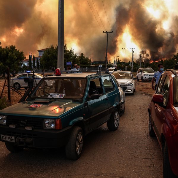 Φωτιά στη Βαρυμπόμπη: Μήνυμα από το 112 για εκκένωση του Κρυονερίου 