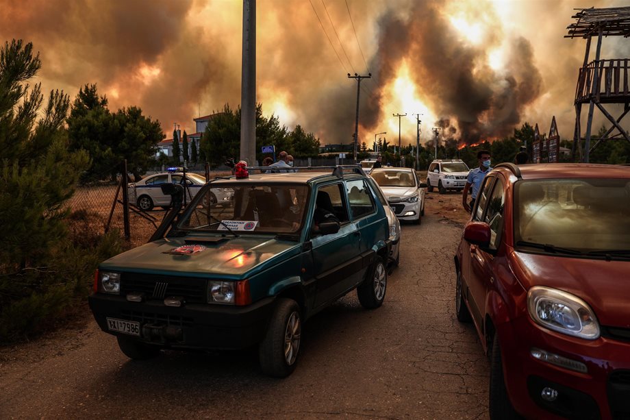 Φωτιά στη Βαρυμπόμπη: Μήνυμα από το 112 για εκκένωση του Κρυονερίου 