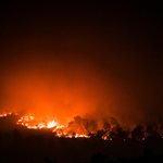 Έριξαν φωτοβολίδες και ξέσπασε φωτιά σε δάσος στην Κερατέα- Συναγερμός τα ξημερώματα και μήνυμα εκκένωσης