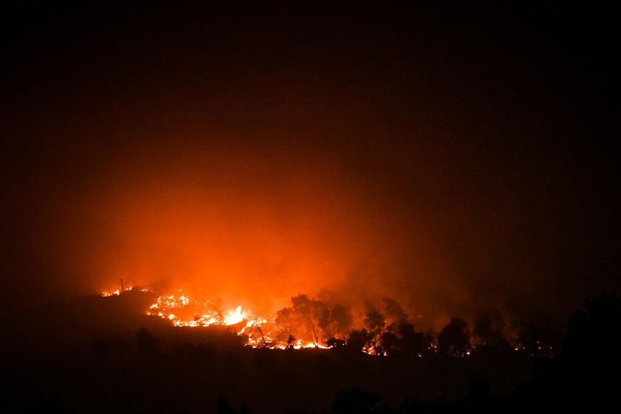 Έριξαν φωτοβολίδες και ξέσπασε φωτιά σε δάσος στην Κερατέα- Συναγερμός τα ξημερώματα και μήνυμα εκκένωσης