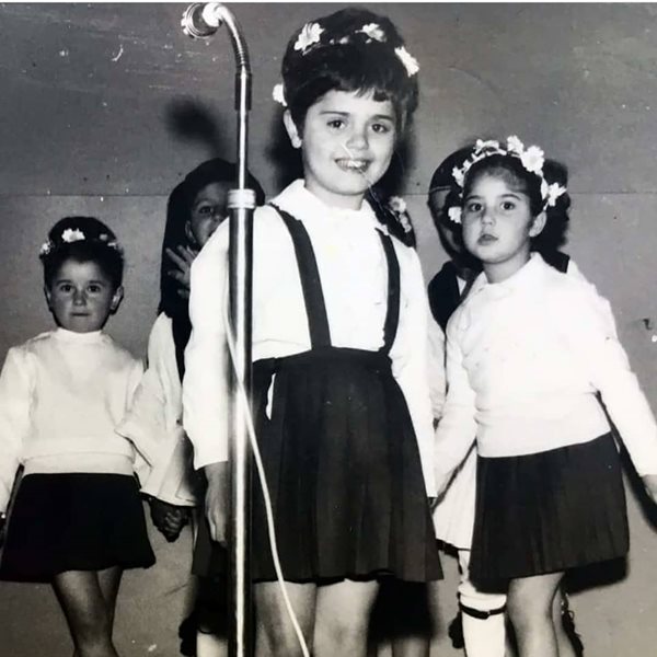 Δεν φαντάζεστε ποια πασίγνωστη Ελληνίδα τραγουδίστρια είναι το κοριτσάκι στην φωτογραφία