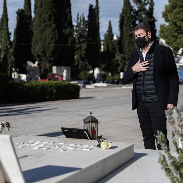 Νίκος Ανδρουλάκης: Άφησε λουλούδια στους τάφους της Φώφης Γεννηματά και του Ανδρέα Παπανδρέου