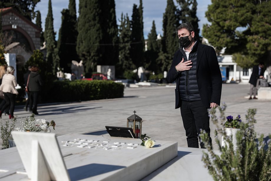 Νίκος Ανδρουλάκης: Άφησε λουλούδια στους τάφους της Φώφης Γεννηματά και του Ανδρέα Παπανδρέου