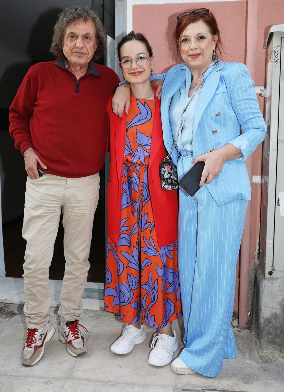 Περήφανοι γονείς η Ελένη Ράντου και ο Βασίλης Παπακωνσταντίνου: Η κόρη τους, Νικολέττα, παρουσίασε την ατομική έκθεση ζωγραφικής της