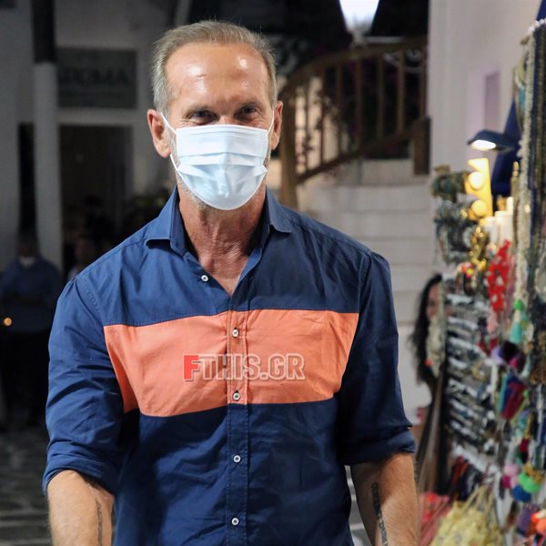 Πέτρος Κωστόπουλος: Βραδινή έξοδος στη Μύκονο φορώντας μάσκα προστασίας 