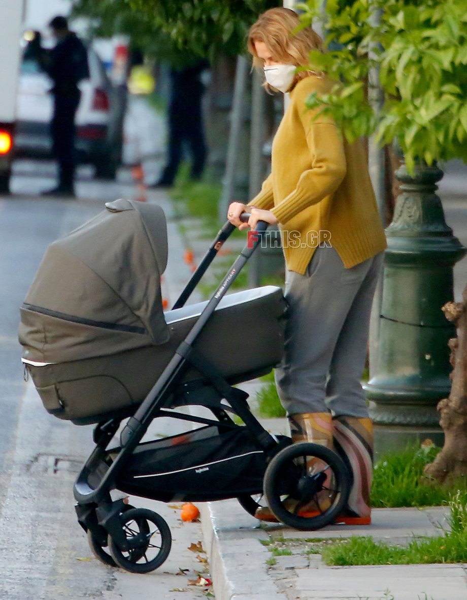 Paparazzi! Τζένη Μπαλατσινού: Βόλτα στον Εθνικό Κήπο με τον νεογέννητο γιο της 