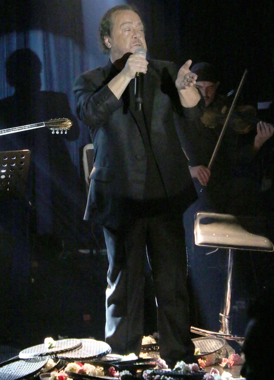 “Παρατράγουδα” με την συναυλία του Γιάννη Πάριου στην Κέρκυρα 