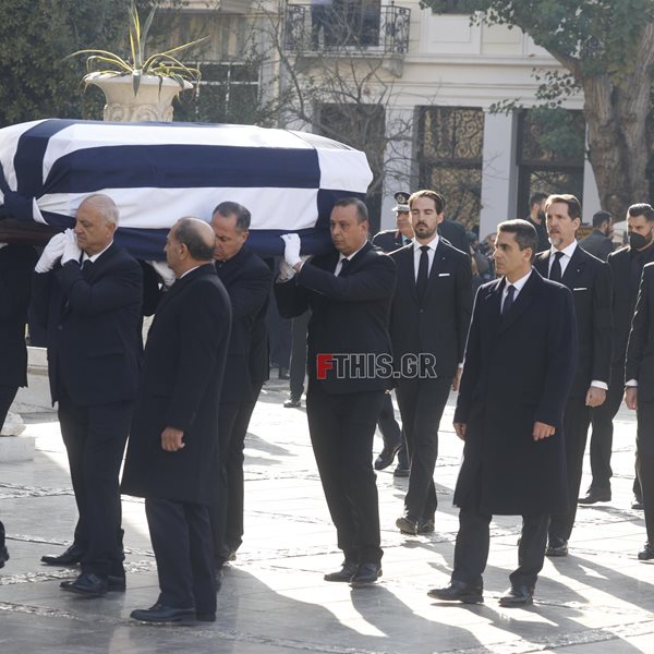 Κηδεία τέως βασιλιά Κωνσταντίνου: Τελείωσε το λαϊκό προσκύνημα- Η σορός του μεταφέρθηκε στη Μητρόπολη συνοδεία των γιών του