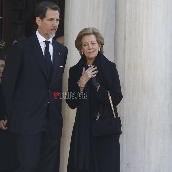 Κηδεία τέως Βασιλιά Κωνσταντίνου: Συγκινημένη εν μέσω χειροκροτημάτων η Άννα Μαρία στη Μητρόπολη 