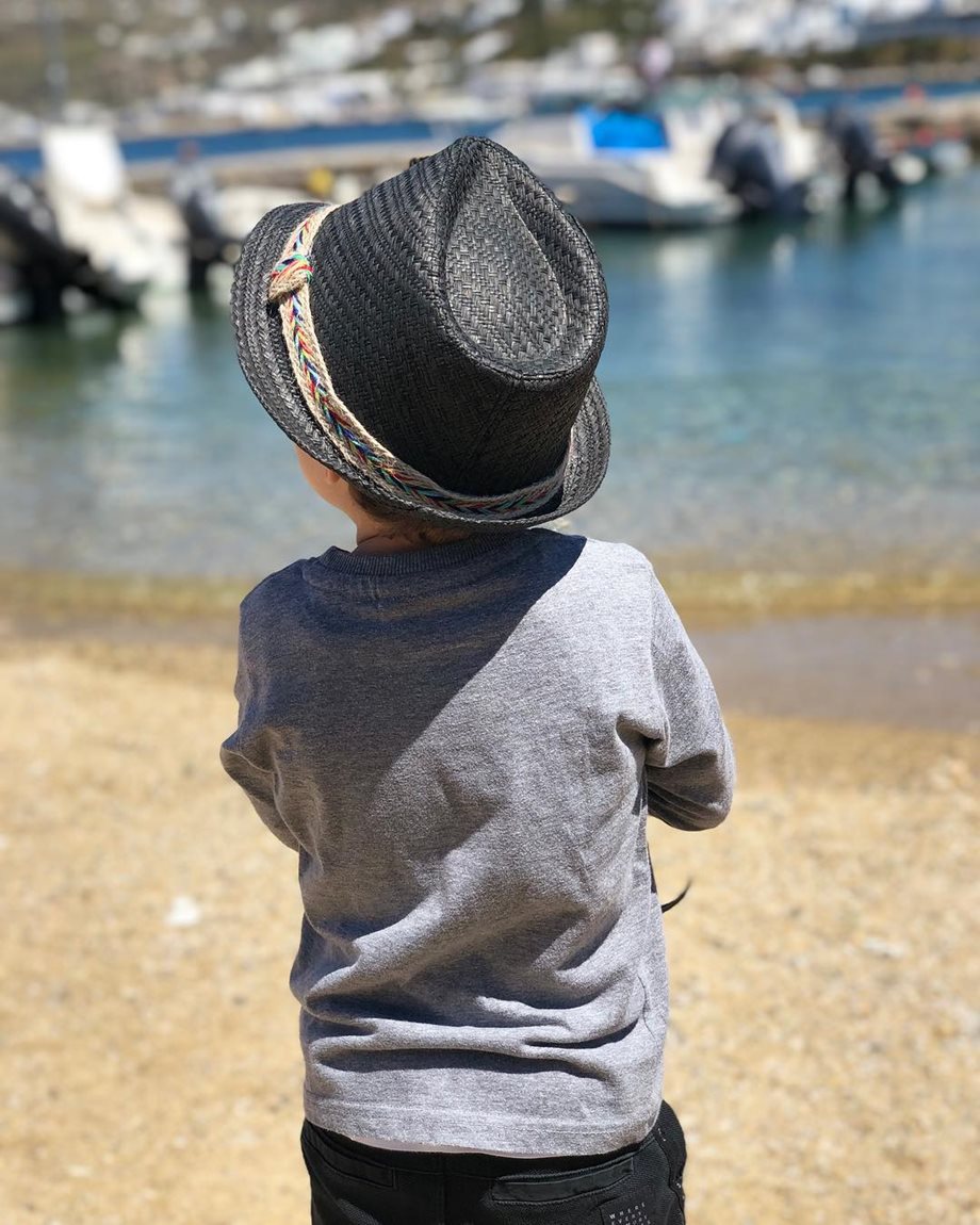 Γνωστή Ελληνίδα φωτογραφίζει τον πεντάχρονο γιο της στη Μύκονο