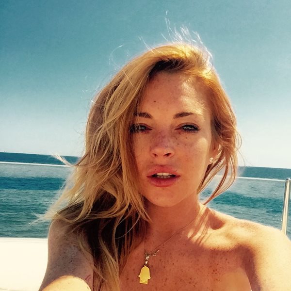 Lindsay Lohan: Ανήμερα των γενεθλίων της ποζάρει γυμνή και ρίχνει το Instagram!