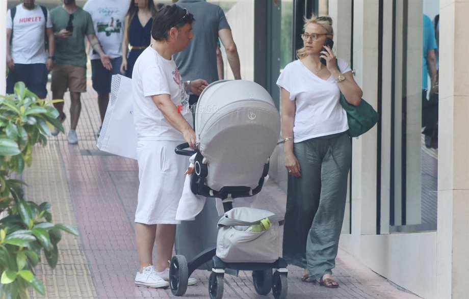 Paparazzi! Γιώργος Λεμπέσης: Έξοδος στο κέντρο της Αθήνας με τη σύζυγό του και τον γιο τους 