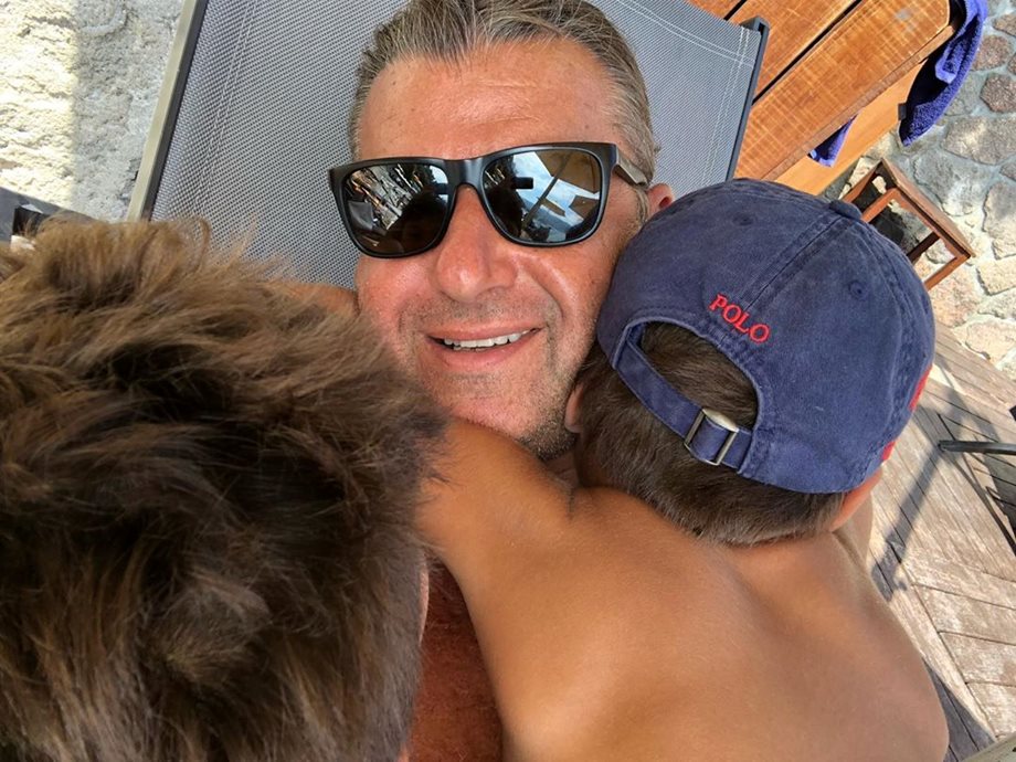 Γιώργος Λιάγκας: Με τους γιους του σε παραλία της Τήνου
