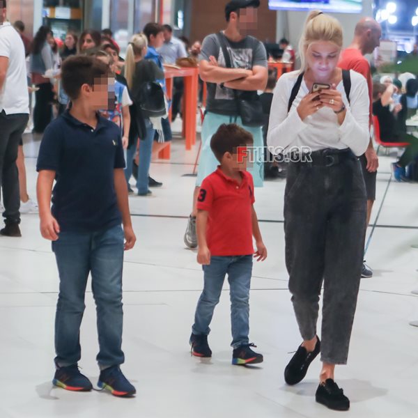 Paparazzi! Φαίη Σκορδά: Χαλαρή έξοδος με τα παιδιά της 