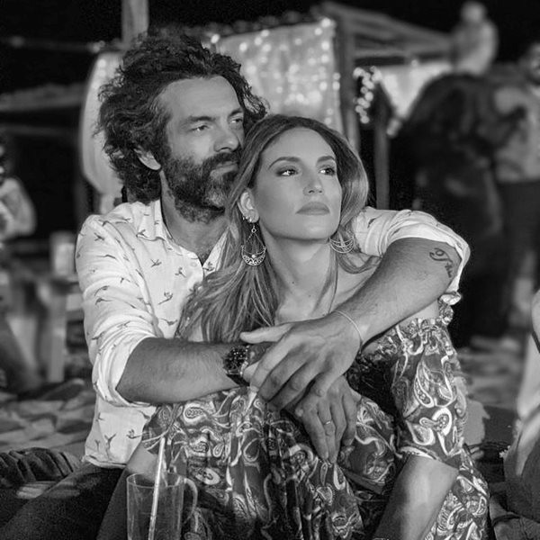 Αθηνά Οικονομάκου: Όμορφες στιγμές στη Σαντορίνη με τον σύζυγό της, Φίλιππο Μιχόπουλο
