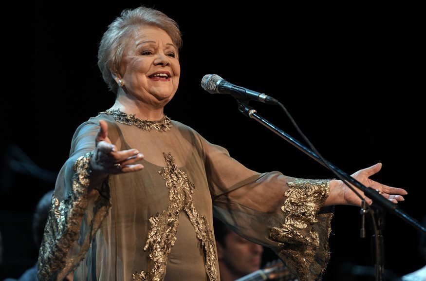 Η Μαίρη Λίντα τραγούδησε σε πασχαλινή γιορτή του Γηροκομείου Αθηνών και τους συγκίνησε όλους