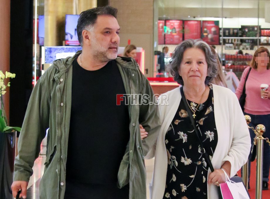 Paparazzi! Ο Γρηγόρης Αρναούτογλου για ψώνια με τους γονείς του