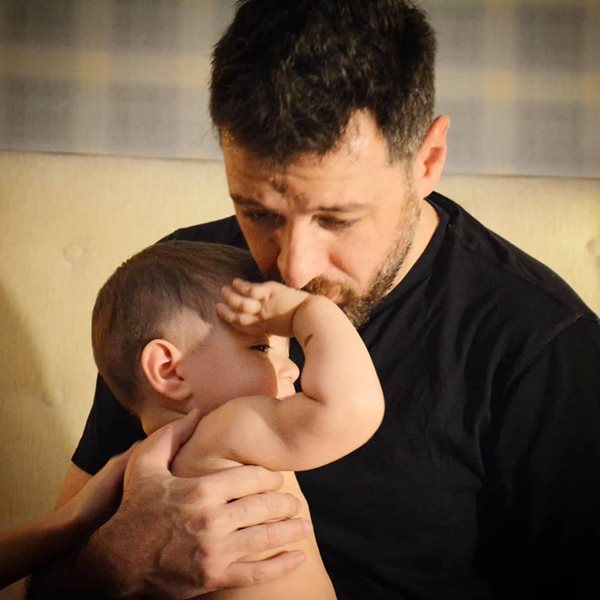 Μάνος Παπαγιάννης: Δημοσίευσε την πιο γλυκιά φωτογραφία με τον 1,5 ετών γιο του
