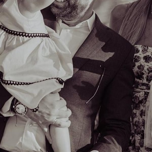 Ερωτευμένο ζευγάρι της ελληνικής showbiz βάφτισε την ενός έτους κορούλα του!