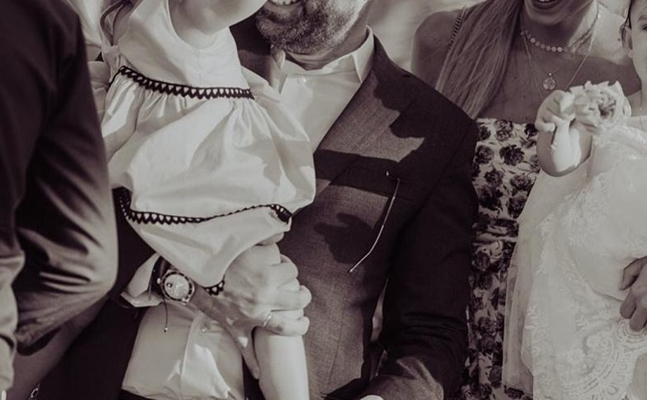 Ερωτευμένο ζευγάρι της ελληνικής showbiz βάφτισε την ενός έτους κορούλα του!
