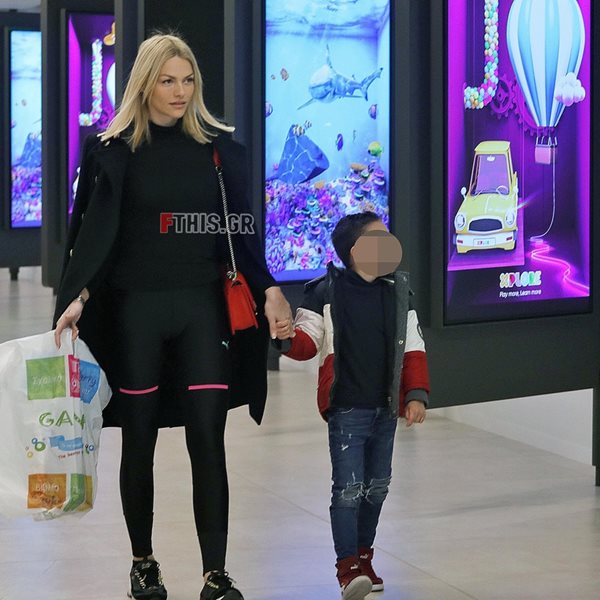 Paparazzi! Νάταλι Θάνου: Χαλαρή έξοδος για ψώνια με τον γιο της 