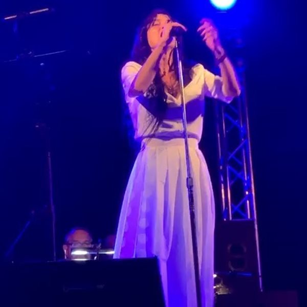  Πάολα: Τραγούδησε Μίκη Θεοδωράκη στα “Πρέσπεια” και αποθεώθηκε από το κοινό