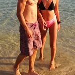 Παίκτρια του Power of Love ποζάρει στην παραλία με τον σύντροφό της 