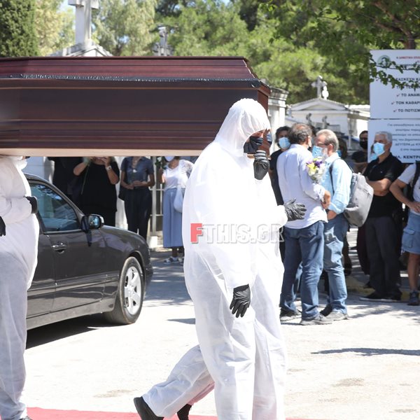 Ιουλία Σταυρίδου: Θλίψη στην κηδεία της σκηνογράφου και ενδυματολόγου που πέθανε από κορονοϊό