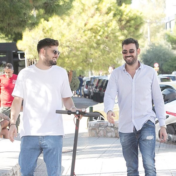 Paparazzi! Νίκος Πολυδερόπουλος: Βόλτα με τον αδερφό του στη Γλυφάδα