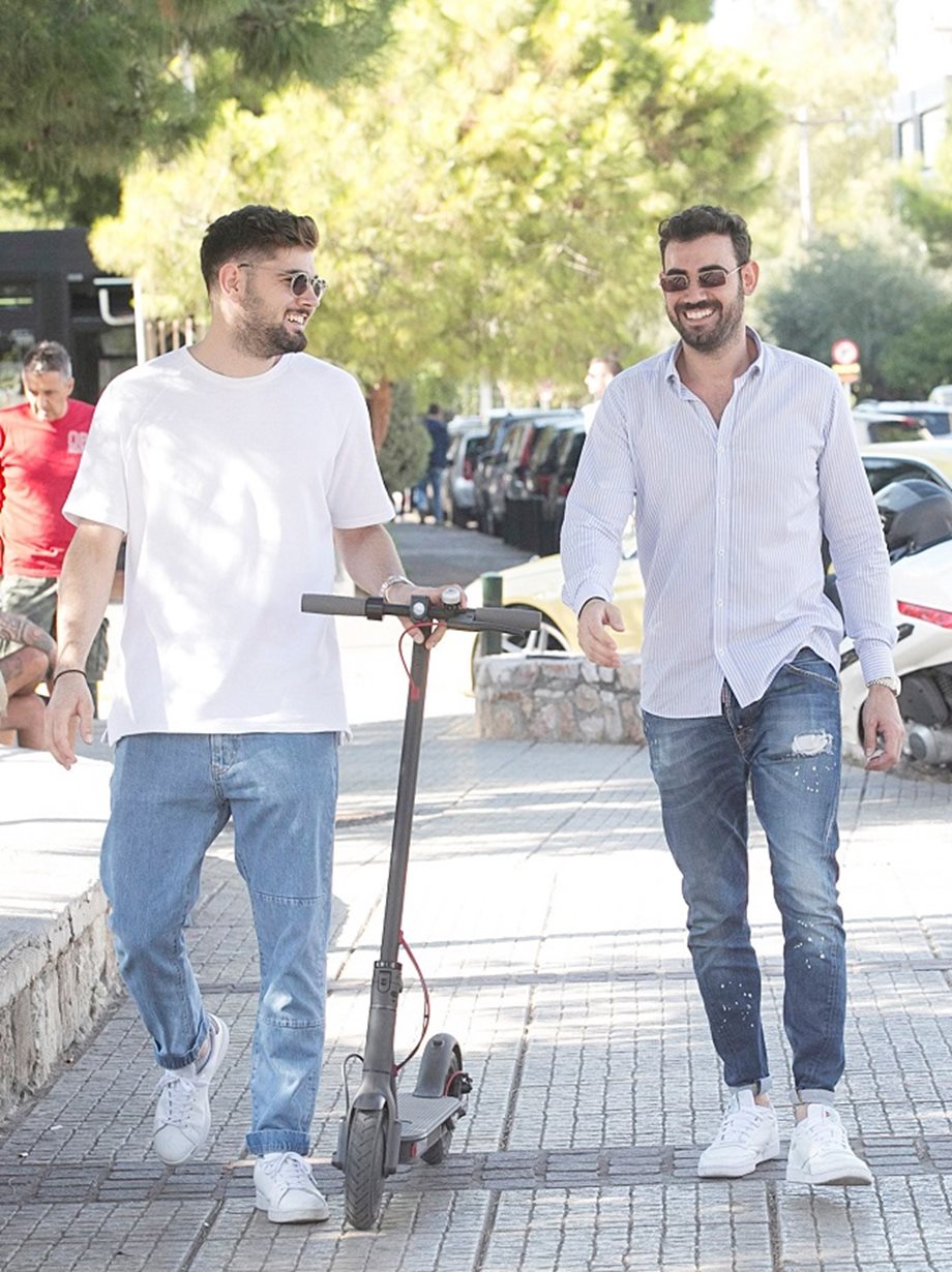 Paparazzi! Νίκος Πολυδερόπουλος: Βόλτα με τον αδερφό του στη Γλυφάδα