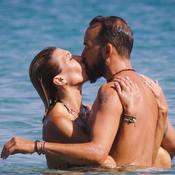 Paparazzi! Πάνος Μουζουράκης: Καυτά φιλιά στην θάλασσα με την σύντροφό του, Τζίνα Βαρελά 