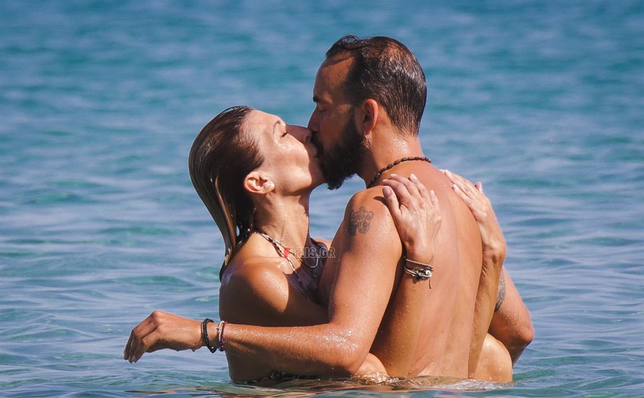 Paparazzi! Πάνος Μουζουράκης: Καυτά φιλιά στην θάλασσα με την σύντροφό του, Τζίνα Βαρελά 