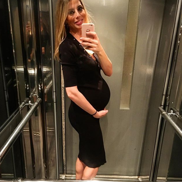 Γνωστή Ελληνίδα ποζάρει στον ένατο μήνα της εγκυμοσύνης της!