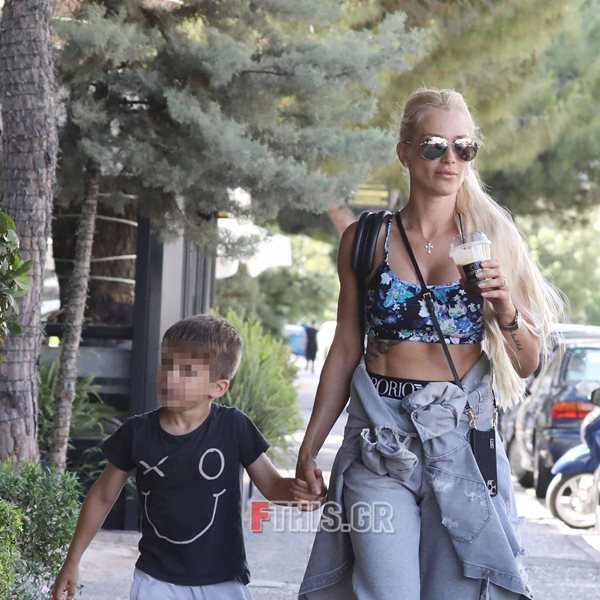 Paparazzi: Βικτώρια Καρύδα – Βόλτα με τον γιο της  στη Γλυφάδα