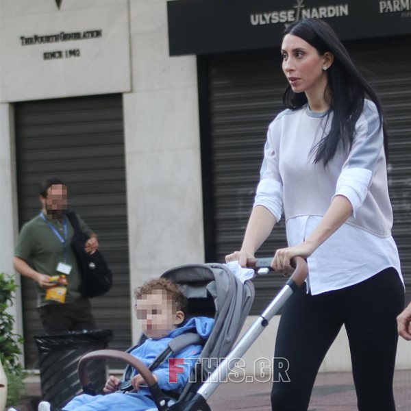 Paparazzi! Ζωή Δημητράκου: Βόλτα με τον γιο της στο κέντρο της Αθήνας λίγο πριν φέρει στον κόσμο το δεύτερο παιδάκι της 