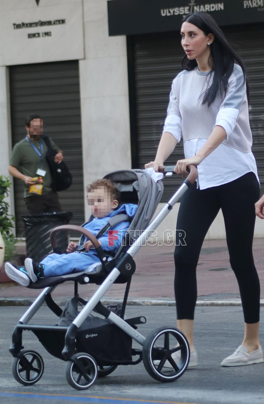 Paparazzi! Ζωή Δημητράκου: Βόλτα με τον γιο της στο κέντρο της Αθήνας λίγο πριν φέρει στον κόσμο το δεύτερο παιδάκι της 