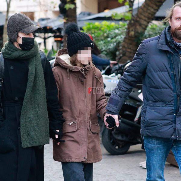 Paparazzi! Πάνος Γκόγκος: Έξοδος στο κέντρο της Αθήνας για τον “Μάρκο Βρουλάκη” του “Σασμού” με την οικογένειά του 