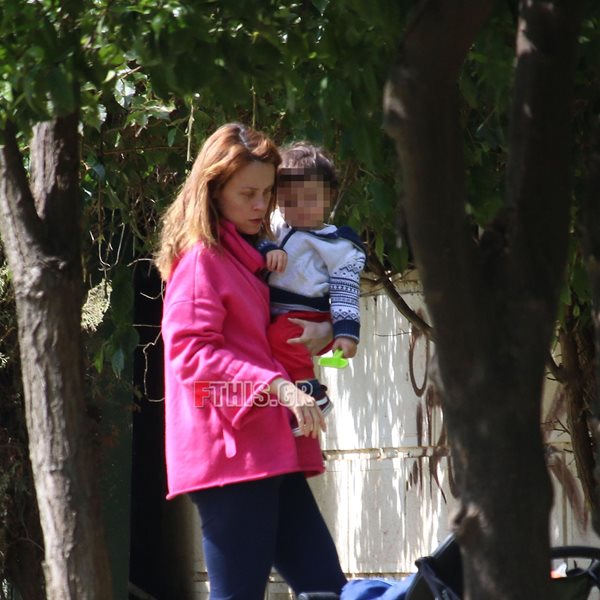Λένα Παπαληγούρα: Βόλτα με τον γιό της λίγο πριν φέρει στον κόσμο το δεύτερο παιδάκι της
