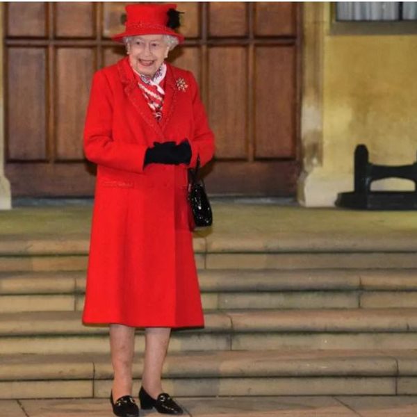 Βασίλισσα Ελισάβετ: Αυτός είναι ο λόγος που κρατάει την τσάντα της ακόμα και σε εσωτερικούς χώρους!
