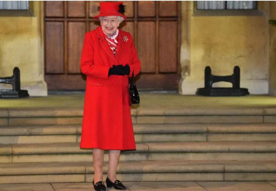 Βασίλισσα Ελισάβετ: Αυτός είναι ο λόγος που κρατάει την τσάντα της ακόμα και σε εσωτερικούς χώρους!