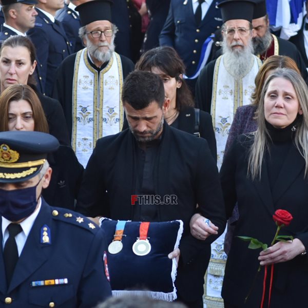 Κηδεία Αλέξανδρου Νικολαΐδη: Η συγκλονιστική στιγμή με τον Μιχάλη Μουρούτσο να μεταφέρει τα Ολυμπιακά μετάλλιά του